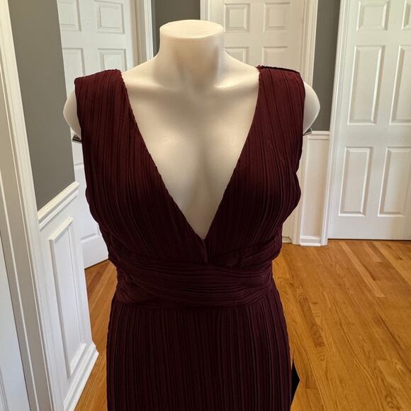 Lulus Burgundy Plisse Cutout Sleeveless Long Maxi Dress Size Medium BNWT - Picture 10 of 16